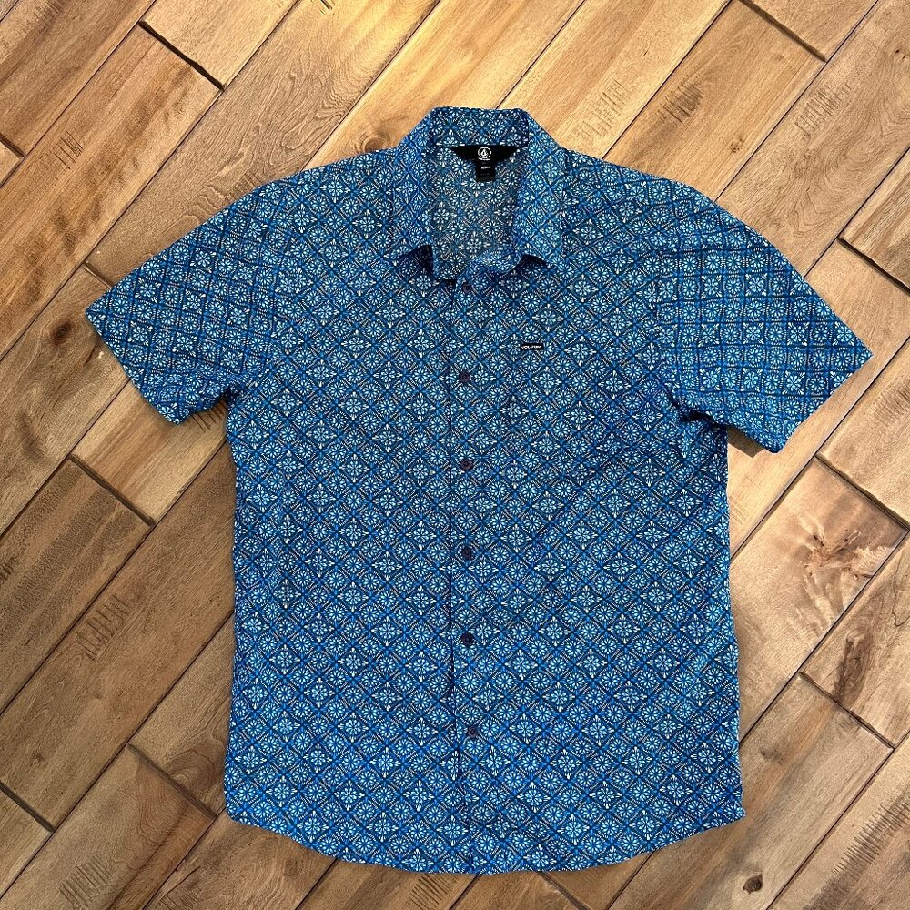 Volcom Men's Medium Button Down Short Sleeve Shirt Blue Pattern